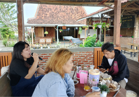 Cempulek Warung Sawah yang berada di sebelah utara Lapangan RT 01 RW 02 Kedungmenjangan Purbalingga hadir sebagai destinasi kuliner bagi pemburu ketenangan di Purbalingga.