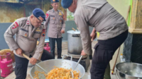 Tujuh personel Satbrimob Polda Jateng di bawah pimpinan Aiptu Doni Irawan mengawaki operasional dapur lapangan tersebut setiap hari.