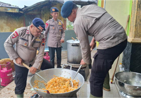 Tujuh personel Satbrimob Polda Jateng di bawah pimpinan Aiptu Doni Irawan mengawaki operasional dapur lapangan tersebut setiap hari.