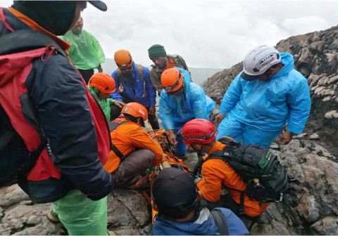 Relawan yang tergabung dalam SAR gabungan saat mengevakuasi jenazah Syafiq Ridhan Ali Razan (18), pendaki asal Kabupaten Magelang yang sempat hilang di Gunung Slamet, dalam kondisi meninggal dunia dari jurang kedua di lereng pos tujuh jalur pendakian Gunung Malang, tepatnya pada area Watu Langgar, Kamis 15 Januari 2026. Sumber Foto: Basarnas Kantor SAR Semarang