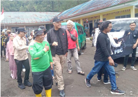 Ganjar Pranowo mendatangi sejumlah titik terdampak bencana banjir bandang dan tanah longsor di lereng Gunung Slamet, Kabupaten Purbalingga, Kamis 29 Januari 2026. Ganjar Pranowo mendatangi sejumlah titik terdampak bencana banjir bandang dan tanah longsor di lereng Gunung Slamet, Kabupaten Purbalingga, Kamis 29 Januari 2026.