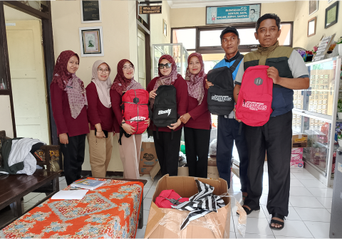 Plt Kepala SMP Negeri 2 Karangreja, Azan Hendarto Sutanto, menyambut positif bantuan dari Ganjar Pranowo berupa seragam sekolah, tas, buku, serta alat tulis untuk siswa yang terdampak bencana, Kamis 29 Januari 2026. Plt Kepala SMP Negeri 2 Karangreja, Azan Hendarto Sutanto, menyambut positif bantuan dari Ganjar Pranowo berupa seragam sekolah, tas, buku, serta alat tulis untuk siswa yang terdampak bencana, Kamis 29 Januari 2026.