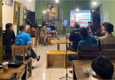 Komunitas Historia Perwira menyelenggarakan diskusi khusus guna memperingati 110 tahun kelahiran Jenderal Besar Soedirman di Kedai Pojok Taman Kota pada Kamis 29 Januari 2026 malam