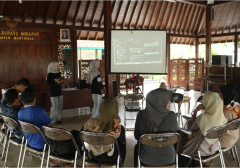 Peserta langsung mempraktikkan cara menyapa satu sama lain, mengubah suasana formal menjadi percakapan hangat yang mengalir alami dalam bahasa Inggris.