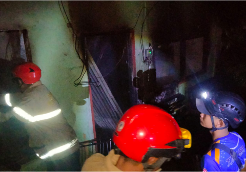 Regu jaga Pleton B UPT Pemadam Kebakaran Kota Magelangberjibaku memadam api yang membakar rumah milik Yosep Prayudi di Kampung Kali Kambang RT 04 RW 05, Kelurahan Gelangan, Kecamatan Magelang Tengah, Kota Magelang pada Senin 26 Januari 2026 malam.