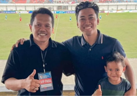 Ketua Umum Askab PSSI Kabupaten Purbalingga Uut Triyas Yanuar bersama Manajer Persibangga Hamzah Asadullah usai menyaksikan laga Persibangga Purbalingga melawan PSIP Pemalang di Stadion Mochtar pada Rabu 14 Januari 2026 sore dengan skor sama kuat 1-1.