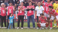 Ketua Umum Asosiasi Kabupaten Persatuan Sepakbola Seluruh Indonesia (Askab PSSI) Purbalingga Uut Triyas Yanuar bersama Bupati Purbalingga Fahmi Muhammad Hanif usai menyaksikan pertandingan Persibangga melawan PPSM Magelang di Stadion Goentoer Darjono, Rabu 22 Januari 2026 sore. Tim berjuluk Laskar Soedirman tersebut mencukur PPSM Sakti Magelang dengan skor telak 5-0.