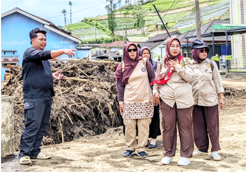 Ketua Kwarran Padamara, Siti Kotijah, memimpin langsung aksi kemanusiaan dari unsur Gerakan Pramuka, Kelompok Kerja Kepala Sekolah (KKKS), dan PGRI Kecamatan Padamara melihat lokasi bencana alam. Ketua Kwarran Padamara, Siti Kotijah, memimpin langsung aksi kemanusiaan dari unsur Gerakan Pramuka, Kelompok Kerja Kepala Sekolah (KKKS), dan PGRI Kecamatan Padamara melihat lokasi bencana alam.