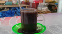 Aroma tajam kopi menyeruak di sela hiruk-pikuk pasar Badhog Bancar Purbalingga saat pagi hari.