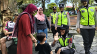 Polres Purbalingga menerjunkan personel Polisi Wanita (Polwan) untuk melakukan patroli sepeda motor di sejumlah destinasi wisata utama pada Kamis 1 Januari 2026. Polres Purbalingga menerjunkan personel Polisi Wanita (Polwan) untuk melakukan patroli sepeda motor di sejumlah destinasi wisata utama pada Kamis 1 Januari 2026.