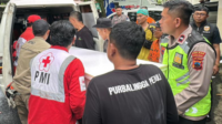 Jenazah Syafik Ridhan Ali Razan (18) pendaki asal Magelang yang meninggal dunia di Gunung Slamet usai menjalani visum oleh Tim medis RSUD dr R Goeteng Taroenadibrata dan personel Seksi Dokkes Polres Purbalingga 