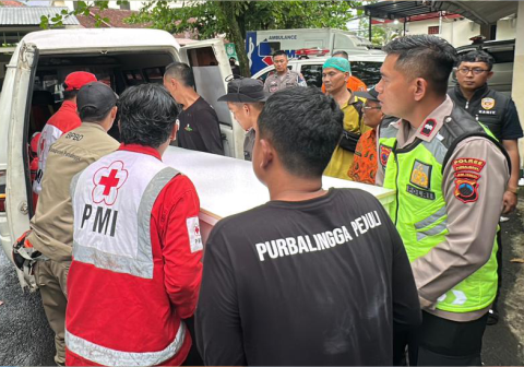 Jenazah Syafik Ridhan Ali Razan (18) pendaki asal Magelang yang meninggal dunia di Gunung Slamet usai menjalani visum oleh Tim medis RSUD dr R Goeteng Taroenadibrata dan personel Seksi Dokkes Polres Purbalingga 