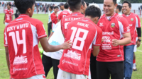Bupati Purbalingga, Fahmi Muhammad Hanif memberikan ucapan selamat kepada parapemain Persibangga usai mengalahkan Persibas 4-1 di Stadion GOR Goentoer Darjono Purbalingga, Minggu 18 Januari 2026.