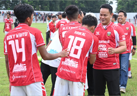 Bupati Purbalingga, Fahmi Muhammad Hanif memberikan ucapan selamat kepada parapemain Persibangga usai mengalahkan Persibas 4-1 di Stadion GOR Goentoer Darjono Purbalingga, Minggu 18 Januari 2026.