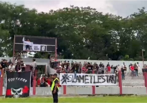 Laskar Jenderal Soedirman pendukung Persibangga Purbalingga menggaungkan salam Slamet Lestari saat laga Persibangga menjamu Persitema Temanggung di Stadion Goentoer Darjono, Minggu 25 Januari 2026.
