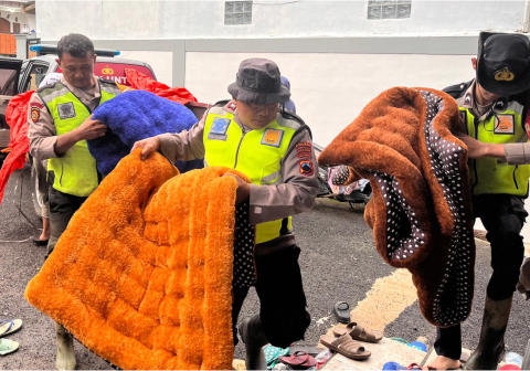 Personel Polsek Rembang Polres Purbalingga mengambil langkah nyata guna meningkatkan kenyamanan warga yang kehilangan tempat tinggal akibat bencana alam. Personel Polsek Rembang Polres Purbalingga mengambil langkah nyata guna meningkatkan kenyamanan warga yang kehilangan tempat tinggal akibat bencana alam.