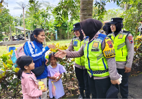 Personel Polisi Wanita (Polwan) Polres Purbalingga menebar keceriaan dengan membagikan boneka kepada anak-anak di berbagai objek wisata, Jumat 2 Januari 2026 Personel Polisi Wanita (Polwan) Polres Purbalingga menebar keceriaan dengan membagikan boneka kepada anak-anak di berbagai objek wisata, Jumat 2 Januari 2026