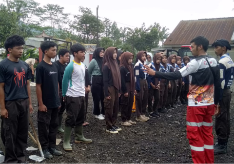 Anggota Pramuka Ambalan Umar bin Khattab dan Siti Fatimah pangkalan SMK Maarif NU Karangreja mengambil peran nyata dalam penanganan pascabencana di Desa Sangkanayu, Kecamatan Mrebet.