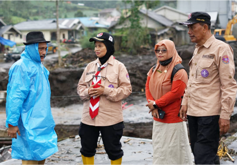 Ketua Kwarcab Purbalingga, Kak Tri Gunawan Setyadi mendampingi Andalan Daerah Urusan Pengabdian Masyarakat (Abdimas) dan juga pengurus Pramuka Peduli (Pramuli)  Kwarda Jawa Tengah, Kak Eko Gustini Wardani Pramukawati meninjau langsung kegiatan Pramuka Peduli Purbalingga di lokasi bencana alam banjir bandang di Dusun Kaliurip, Desa Serang, Kecamatan Karangreja, Kabupaten Purbalingga, Senin, 26 Januari 2026.