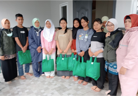 Pihak sekolah mengambil langkah cepat dengan mengunjungi para siswa yang terdampak bencana alam di lokasi pengungsian.