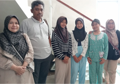 Pelaksana Tugas (Plt) Kepala SMP Negeri 2 Karangreja, Azan Hendarto Sutanto bersama jajaran guru langsung menyalurkan paket bantuan serta memberikan pendampingan psikologis agar para siswa tetap bersemangat  belajar