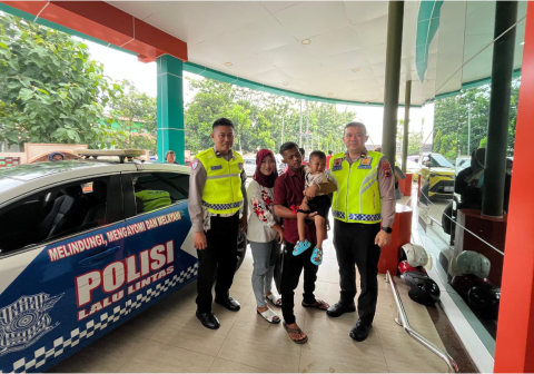 Satlantas Polres Purbalingga Wujudkan Mimpi Bocah Bojongsari, Kenzie Tersenyum Usai Naik Mobil Patroli