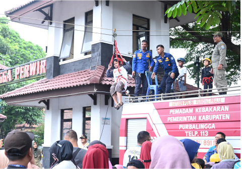 Suasana Car Free Day (CFD) yang lazimnya penuh dengan warga berolahraga, mendadak riuh oleh sorak-sorai anak-anak yang mengerumuni dua unit truk pemadam kebakaran.
