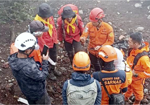 Tim SAR gabungan melakukan pencarian Syafiq Ali (18), pendaki asal Magelang yang dikabarkan sudah hilang selama 17 hari di Gunung Slamet.