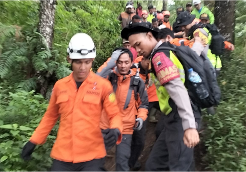 Tim SAR Satsamapta Polres Purbalingga turut bergabung bersama membantu  tim SAR gabungan dalam misi kemanusiaan membantu proses evakuasi jenazah Ridhan Ali Razan (18), pendaki asal Kabupaten Magelang yang meninggal dunia di Gunung  Slamet.