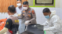 Tim medis RSUD dr R Goeteng Taroenadibrata dan personel Seksi Dokkes Polres Purbalingga melakukan visum kepada jenazah Syafik Ridhan Ali Razan (18) pendaki asal Magelang yang meninggal di Gunung Slamet
