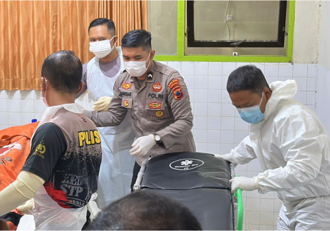 Tim medis RSUD dr R Goeteng Taroenadibrata dan personel Seksi Dokkes Polres Purbalingga melakukan visum kepada jenazah Syafik Ridhan Ali Razan (18) pendaki asal Magelang yang meninggal di Gunung Slamet