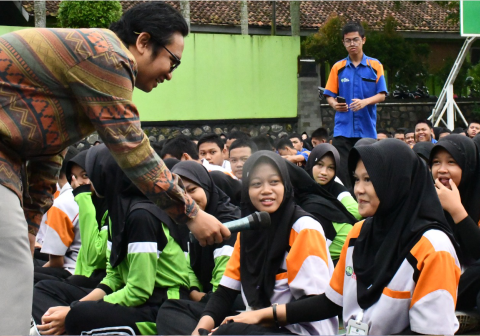 Bawaslu Purbalingga membekali sebanyak 960 siswa SMK Negeri 1 Kutasari dengan pemahaman mendalam mengenai demokrasi dan mekanisme kepemiluan, Kamis 12 Februari 2026 pagi. Bawaslu Purbalingga membekali sebanyak 960 siswa SMK Negeri 1 Kutasari dengan pemahaman mendalam mengenai demokrasi dan mekanisme kepemiluan, Kamis 12 Februari 2026 pagi.