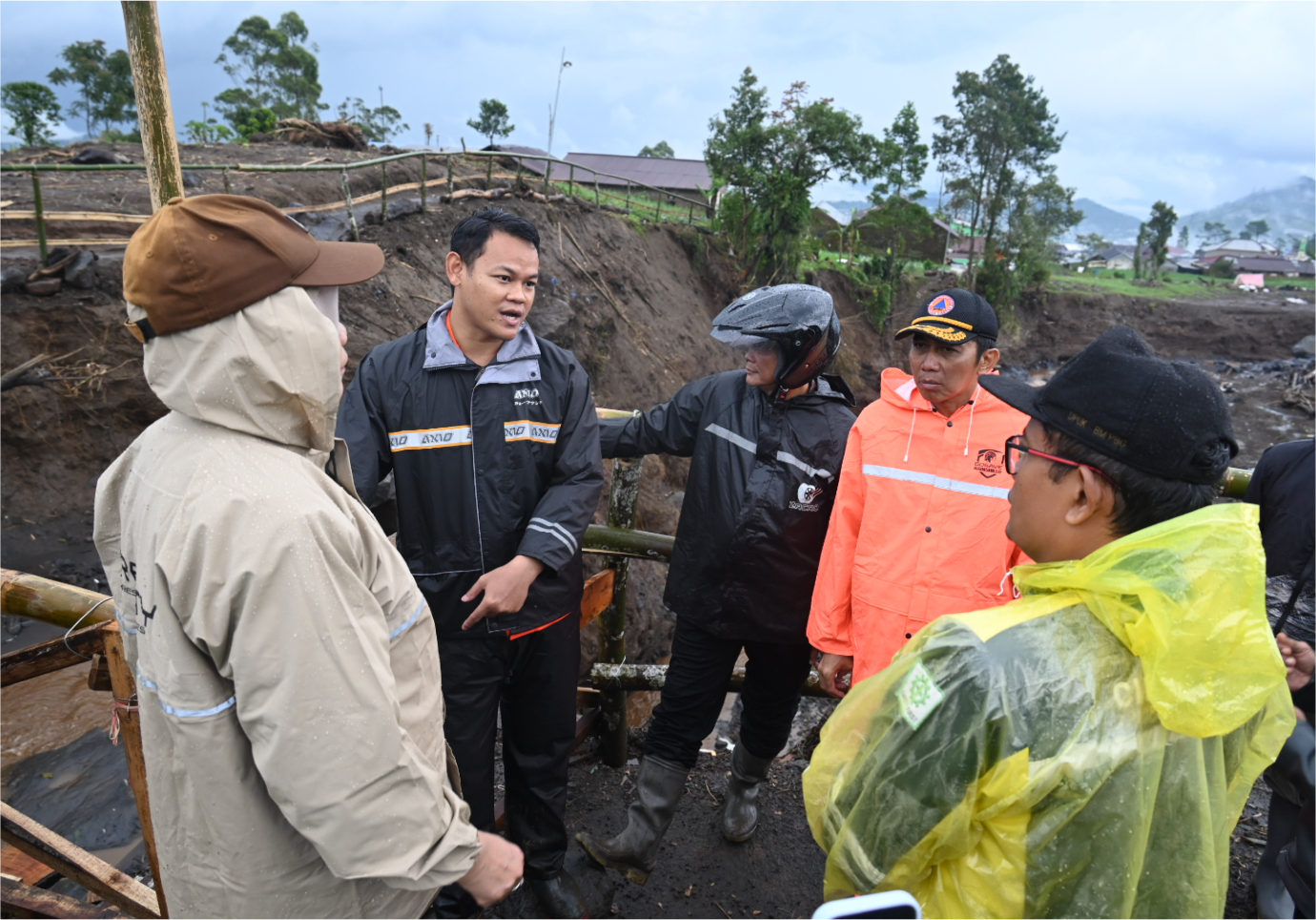 Bupati Purbalingga, Fahmi Muhammad Hanif, mengambil langkah tegas dengan memperpanjang Status Tanggap Darurat Bencana Banjir dan Tanah Longsor selama 14 hari ke depan Bupati Purbalingga, Fahmi Muhammad Hanif, mengambil langkah tegas dengan memperpanjang Status Tanggap Darurat Bencana Banjir dan Tanah Longsor selama 14 hari ke depan