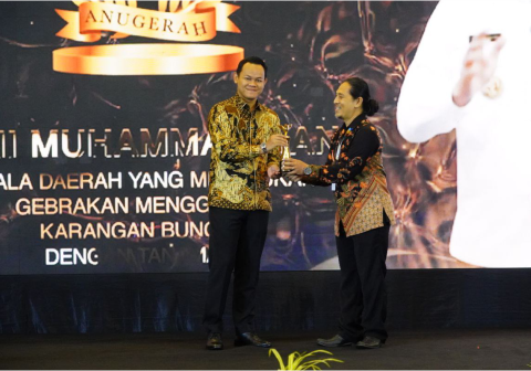 Bupati Purbalingga, Fahmi Muhammad Hanif, sukses meraih penghargaan bergengsi Anugerah INDOPOSCO 2026 atas keberaniannya mengubah tradisi seremonial menjadi gerakan ekologis.