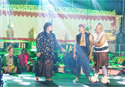 Pementasan calung bertajuk “Asmara Suta” sukses menyihir ratusan pasang mata sebagai puncak Banyumas Culture Festival. Pementasan calung bertajuk “Asmara Suta” sukses menyihir ratusan pasang mata sebagai puncak Banyumas Culture Festival.