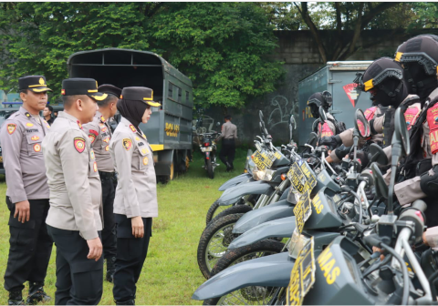 Kapolres Purbalingga, AKBP Anita Indah Setyaningrum, melakukan pengecekan mencakup kelengkapan teknis seperti armada sepeda motor, helm, dan rompi guna menjamin seluruh alat berfungsi optimal saat anggota menggunakannya.
