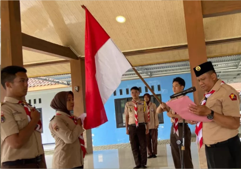 Pamong Satuan Karya Pramuka (Saka) Bhayangkara  Kwartir Ranting Kalimanah , Aiptu Wahyu Sekti Santosa, memimpin upacara pelantikan Dewan Saka Bhayangkara periode 2025/2026.