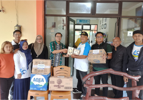Wakil Ketua Umum Ikatan Alumni SMP Negeri 2 Purbalingga (Ikapero) Aris Budiarto memimpin langsung pendistribusian bantuan kepada siswa SMP Negeri 2 Karangreja terdampak bencana alam di lereng Gunung Slamet, Selasa 3 Februari 2026. Wakil Ketua Umum Ikatan Alumni SMP Negeri 2 Purbalingga (Ikapero) Aris Budiarto memimpin langsung pendistribusian bantuan kepada siswa SMP Negeri 2 Karangreja terdampak bencana alam di lereng Gunung Slamet, Selasa 3 Februari 2026.