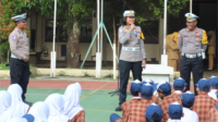 Kasat Lantas Polres Purbalingga, AKP Gharasa Zahra Zahirah, memimpin langsung upacara bendera di SMP Negeri 1 Purbalingga sebagai bagian dari rangkaian Operasi Keselamatan Candi 2026, Senin 9 Februari 2026.