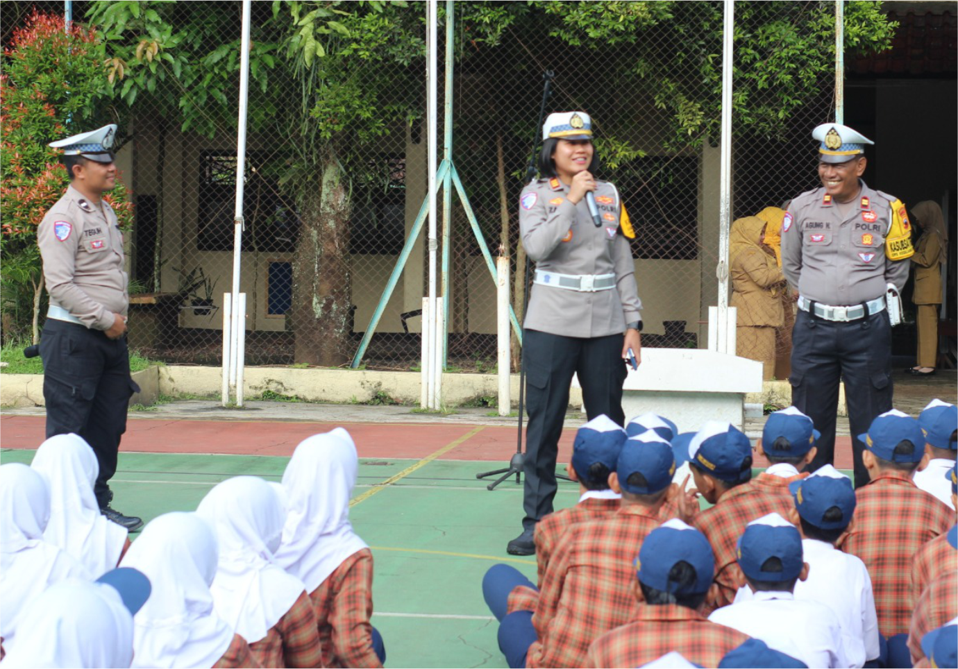 Kasat Lantas Polres Purbalingga, AKP Gharasa Zahra Zahirah, memimpin langsung upacara bendera di SMP Negeri 1 Purbalingga sebagai bagian dari rangkaian Operasi Keselamatan Candi 2026, Senin 9 Februari 2026.