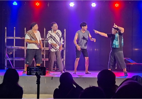 Katasapa Purbalingga menandai sepuluh tahun perjalanan kreatif mereka dengan mempersembahkan pementasan teater bertajuk Blokeng, di Bioskop Misbar, Kompleks Taman Usman Janatin Sabtu 14 Februari 2026 malam