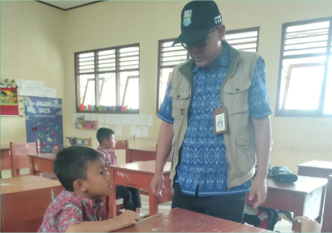 Kepala Dinas Pendidikan dan Kebudayaan (Dindikbud) Kabupaten Purbalingga, Heru Sri Wibowo saat melihat langsung pelajar terdampak Bencana Hidrometeorologi di Purbalingga