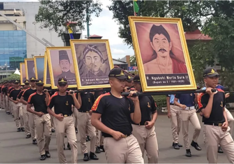 Prosesi sakral Kirab Pusaka dalam rangka memperingati Hari Jadi Kabupaten Banyumas.