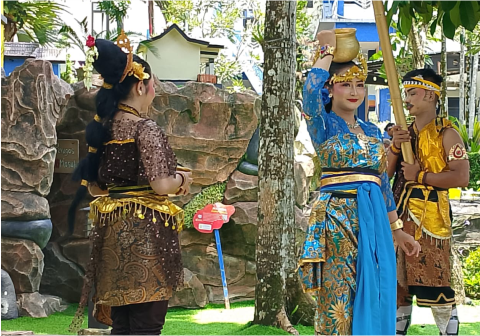 Suasana khidmat ketika barisan pembawa air dari 4 mata air melangkah perlahan, menandai mulainya prosesi Bersih Sumber Mata Air dan Kirab Budaya di kawasan Objek Wisata Air Bojongsari (Owabong), Purbalingga, Selasa 17 Februari 2026