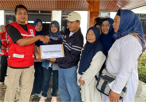 Suryanto, Ketua Paguyuban Alumni SMP Negeri 3 Purbalingga (Pastibangga) bersama keluarga besar SMP Negeri 3 Purbalingga menyerahkan bantuan dalam Aksi kemanusiaan bertajuk “Pastibangga dan Keluarga Besar SMPN 3 Purbalingga Berbagi” yang menyasar empat titik lokasi terdampak bencana alam di Purbalingga.