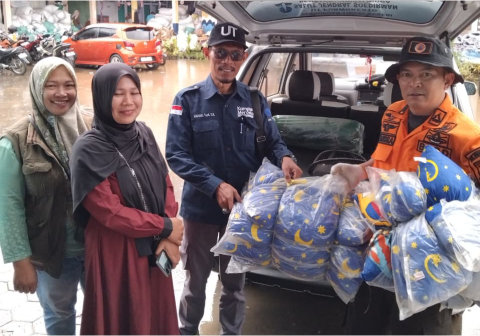 Kepala SALUT Jenderal Soedirman Rembang, Marsud menyerahkan bantuan logistik bagi warga terdampak banjir bandang lereng Gunung Slamet di posko bencana Desa Serang, Kecamatan Karangreja, pada Minggu, 1 Februari 2026.