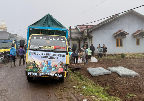 Kelompok pecinta mesin kanan ini menyalurkan bantuan material bangunan untuk mendukung pembuatan Hunian Sementara (Huntara) dan Hunian Tetap (Huntap) bagi warga terdampak tanah longsor serta banjir bandang, Minggu 1 Januari 2026.