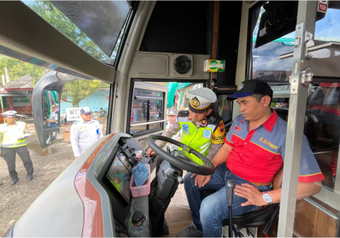 Satlantas Polres Purbalingga bersama tim gabungan menggelar pemeriksaan kelaikan jalan atau ramp check terhadap armada angkutan umum di Terminal Bus Purbalingga, Rabu 4 Februari 2026.
