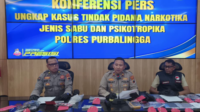 Wakapolres Kompol Agus Amjat Purnomo bersama Kasat Reserse Narkoba AKP Ihwan Ma'ruf dan Plt Kasi Humas Iptu Dwi Arto saat konferensi pers di Aula Wicaksana Laghawa Mapolres Purbalingga, Jumat 20 Februari 2026.