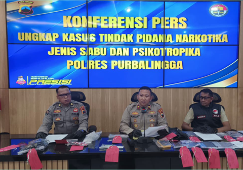 Wakapolres Kompol Agus Amjat Purnomo bersama Kasat Reserse Narkoba AKP Ihwan Ma'ruf dan Plt Kasi Humas Iptu Dwi Arto saat konferensi pers di Aula Wicaksana Laghawa Mapolres Purbalingga, Jumat 20 Februari 2026.